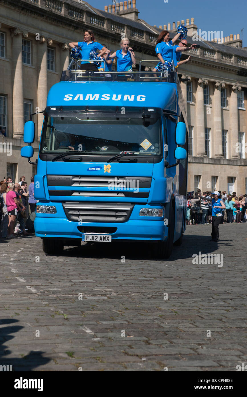 Ein Samsung-Sponsoring-Bus kommt in Bath Royal Crescent vor der Ankunft der Olympischen Fackel-Relais-Prozession. Stockfoto