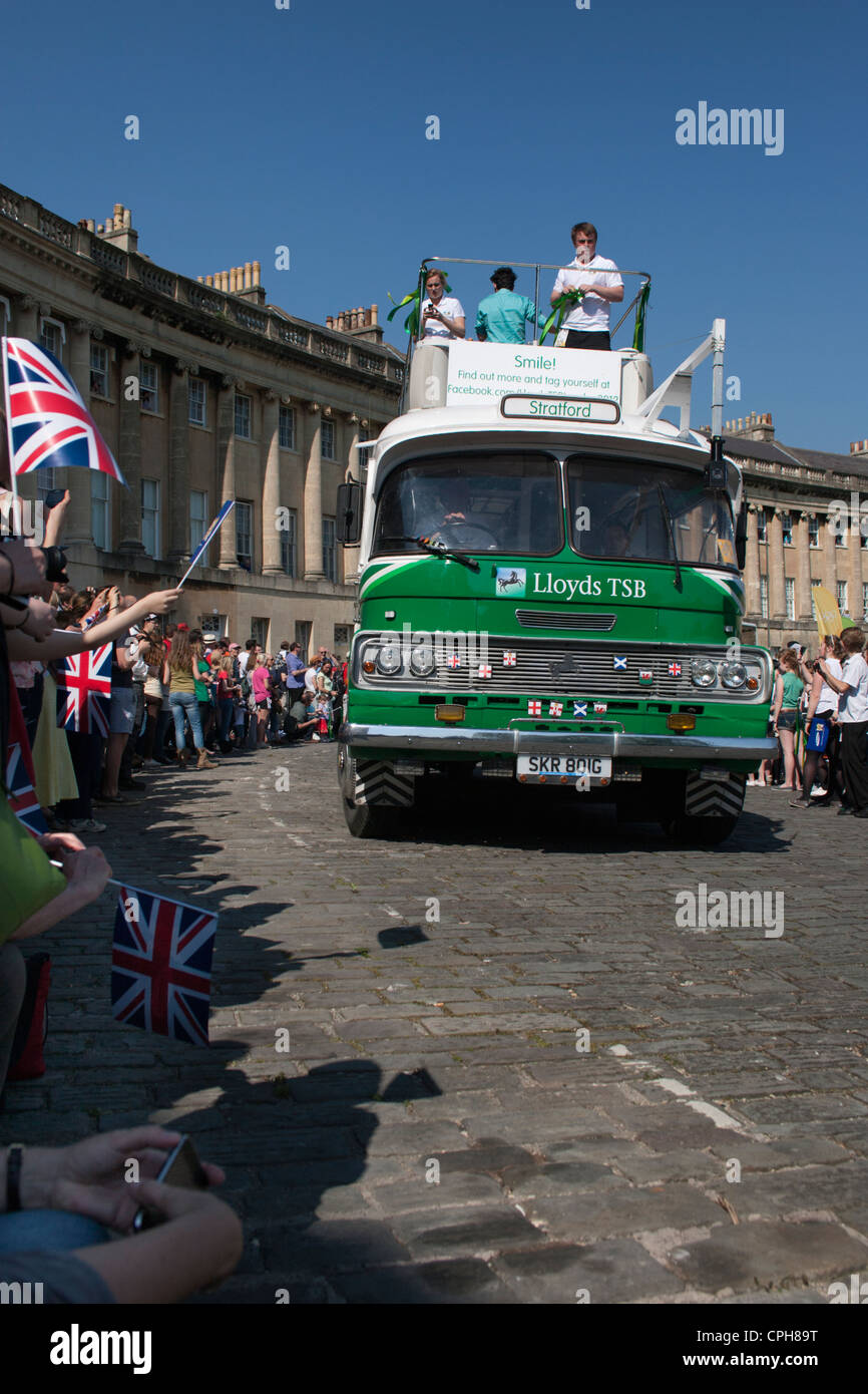 Lloyds TSB Sponsoring Bus kommt in Bath Royal Crescent vor der Ankunft der Olympischen Fackel-Relais-Prozession. Stockfoto