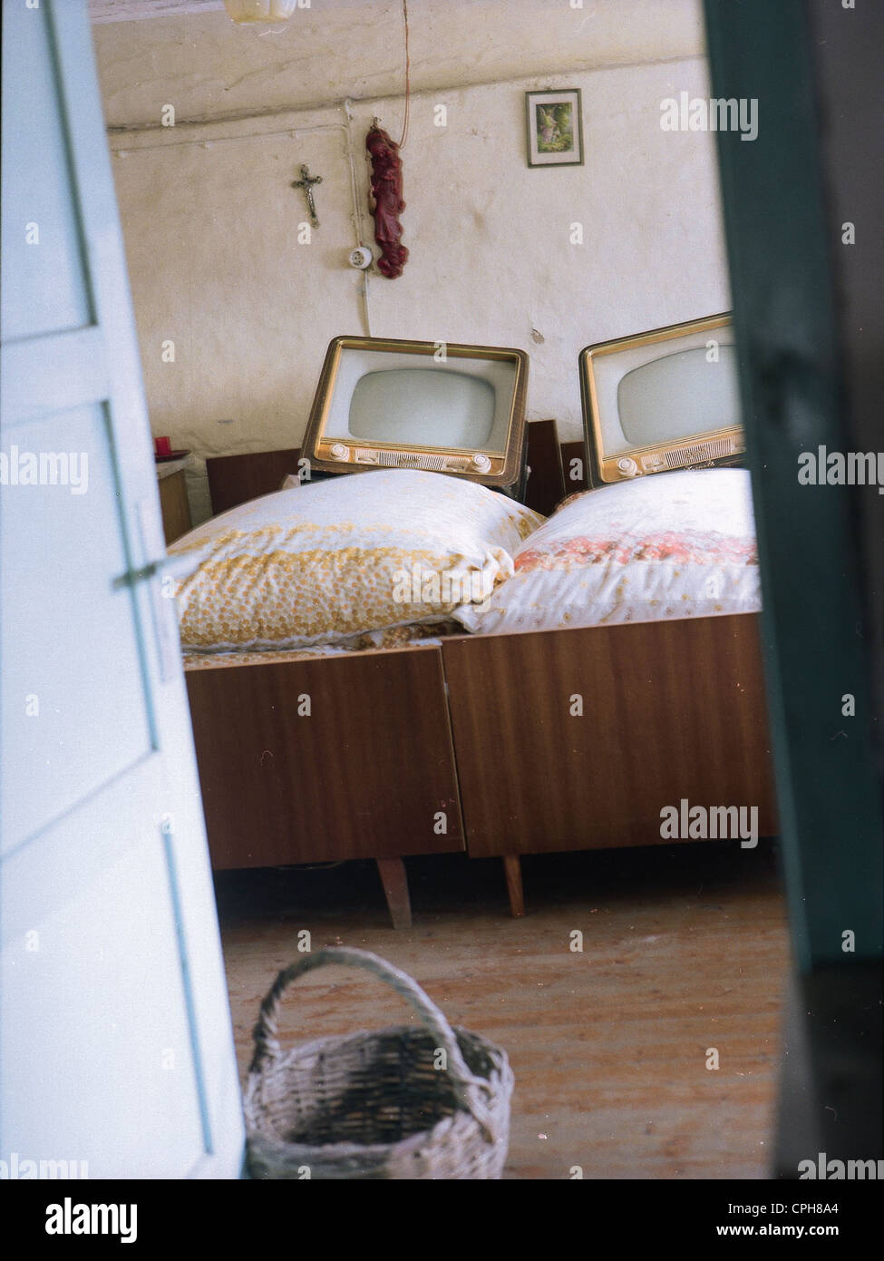 Rundfunk, Fernsehen, Fernsehgerät Graetz Kornet (1957), im Bett auf dem Kissen liegend, Deutschland, Humor, Humor, lustig, Doppelbett, Doppelbetten, Queen-Size-Bett, King-Size-Bett, zwei Einzelbetten, Ehebett, Ehebetten, Unsinn, Symbol, Symbole, Fernsehprogramm, Programm, Sendung, Fernsehprogramm, Programme, Fernsehprogramme, Fernsehprogramme, Schlafzimmer, Schlafzimmer, Fernsehkonsum, Medium, neue Medien, Gesellschaft, Fernsehgeräte, Fernsehgeräte, Fernsehgeräte, Fernsehgeräte, Fernsehgeräte, Fernsehgeräte, Fernsehgeräte, Fernsehgeräte, Fernsehgeräte, Fernsehgeräte, Fernsehgeräte, Fernsehgeräte, Fernsehgeräte, Fernsehgeräte, Fernsehgeräte, Fernsehgeräte, Fernsehgeräte, Fernsehgeräte, Fernsehgeräte, Fernsehgeräte, Fernsehgeräte, Fernsehgeräte, Fernsehgeräte, Fernsehgeräte, Fernsehgeräte, Fernsehgeräte Stockfoto