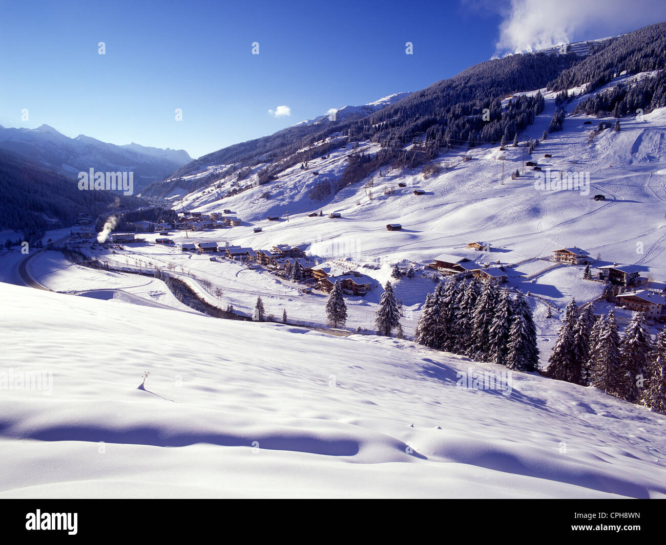 Österreich, Europa, Tirol, Zillertal, Gerlos, Winter, Schnee, Dorf, Ort,  Tourismus, Urlaub, Winter, Urlaub, Häuser, Wohnungen, heiß Stockfotografie  - Alamy