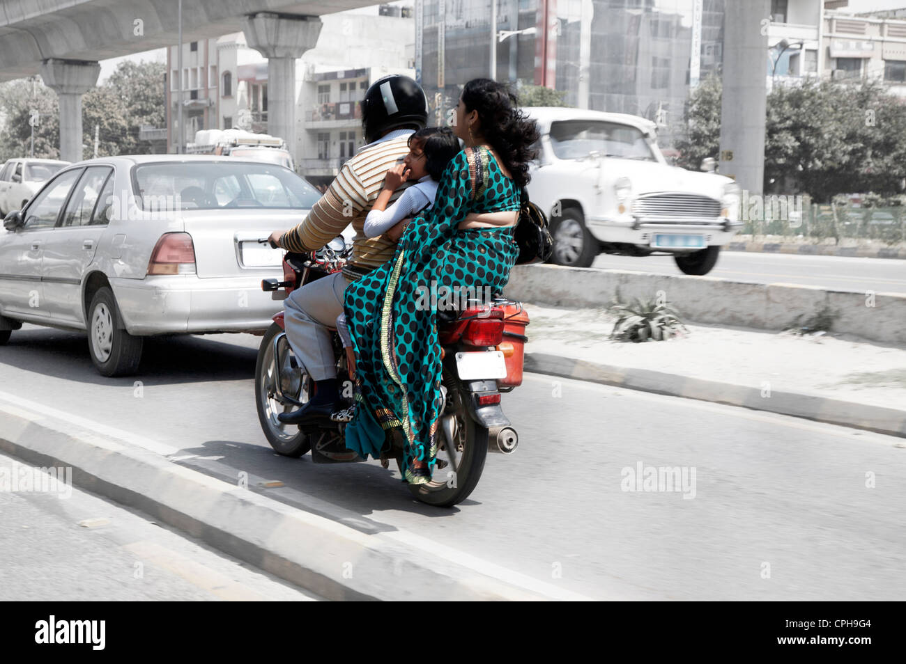 Indische Familie auf Motorrad Stockfoto