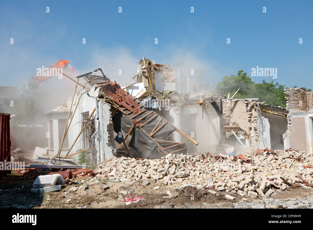Ein Haus wird durch Einsatz des Baggers um Platz für einen neuen Supermarkt, Dänemark machen abgerissen. Stockfoto