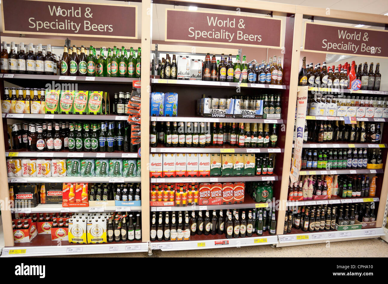 Internationale alkoholische Getränke Regale in einem Tesco Supermarkt, London, England, UK Stockfoto