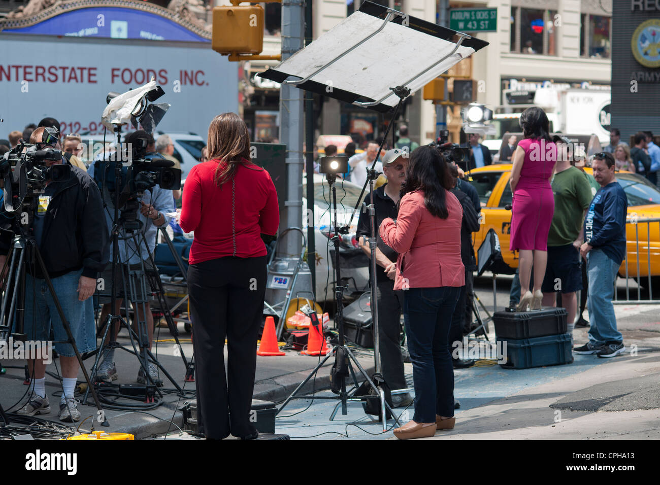 Weibliche Reporter Stand-Ups außerhalb NASDAQ Hauptquartier am Times Square in New York leben. Stockfoto