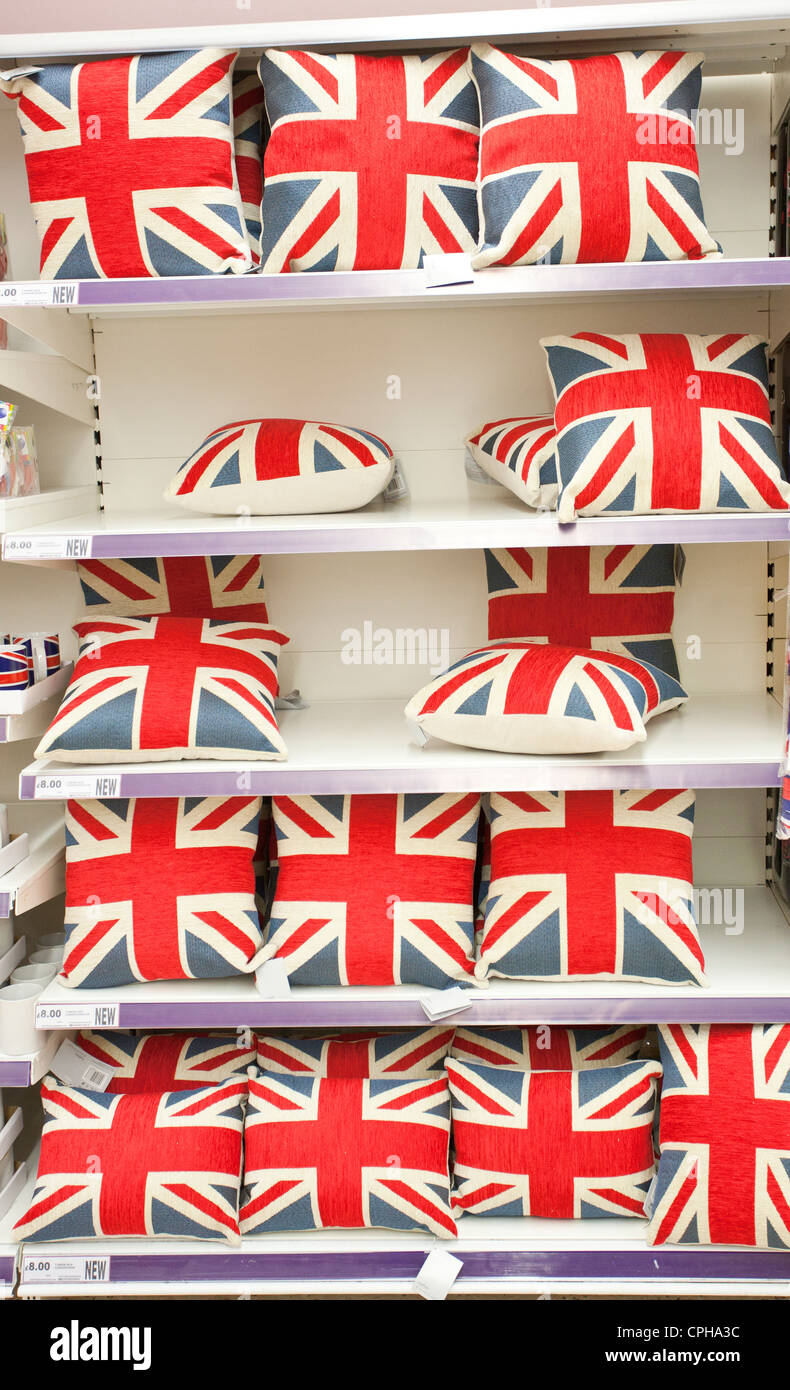 Union Jack-Kissen auf Regalen, London, England, UK Stockfoto