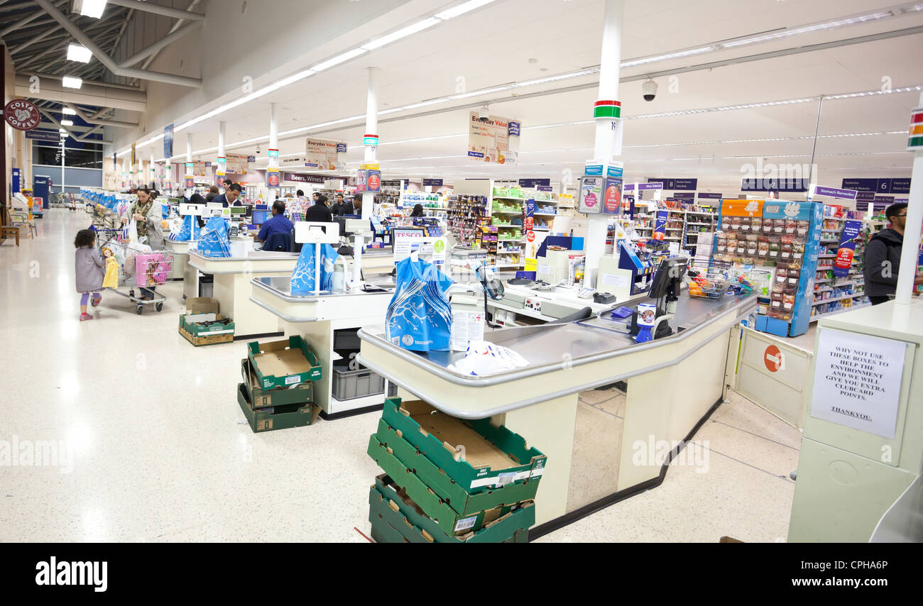 Kasse Bereich an einem Tesco Supermarkt, London, England, UK. Stockfoto