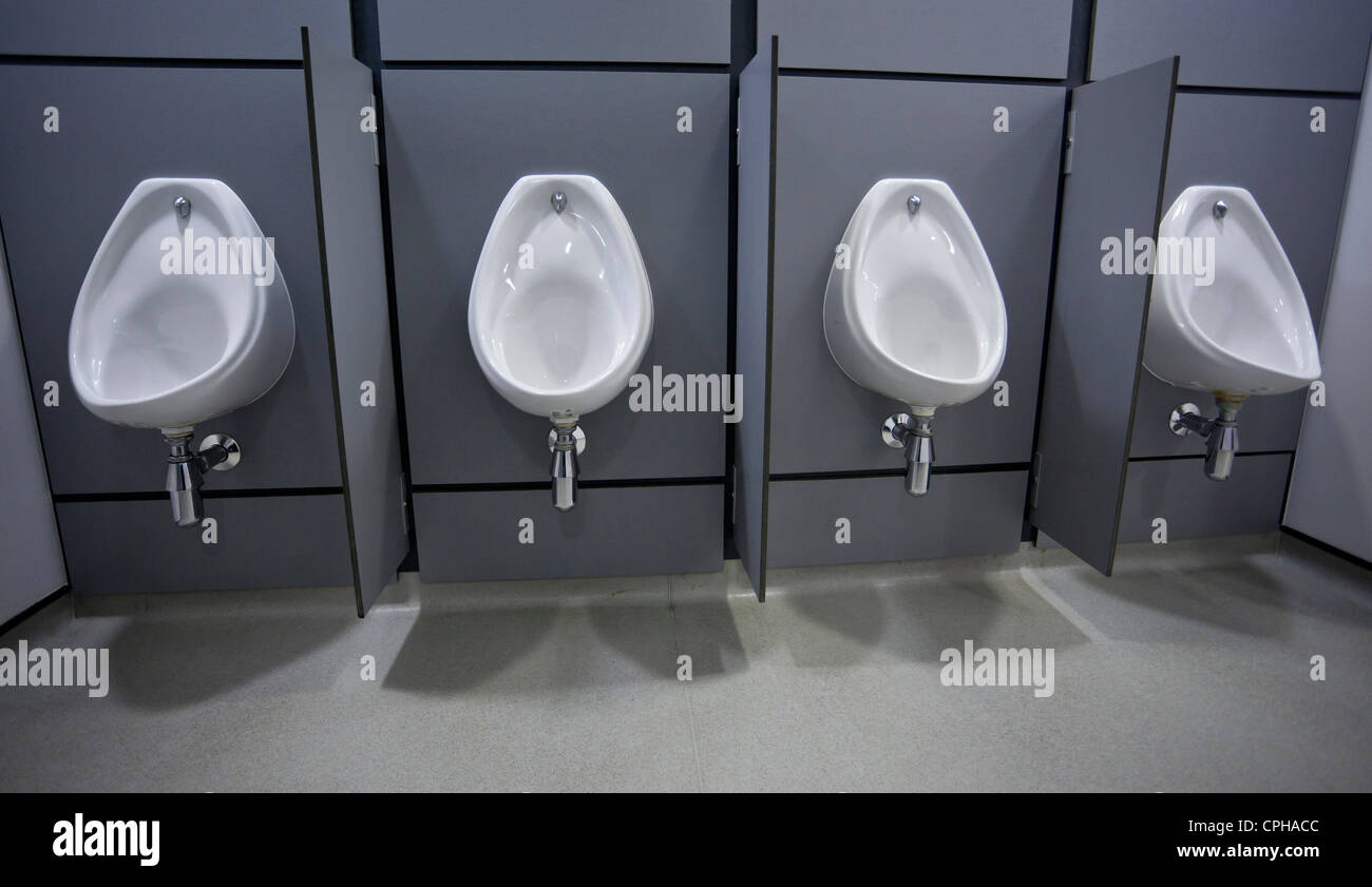 Urinale in Herren Toiletten, London, England, UK Stockfoto