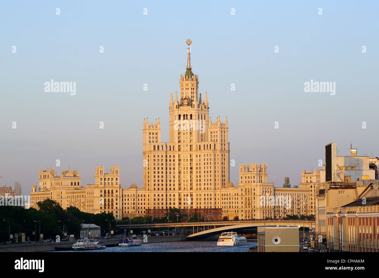 Hochhaus in Moskau über blauen Himmel Stockfoto