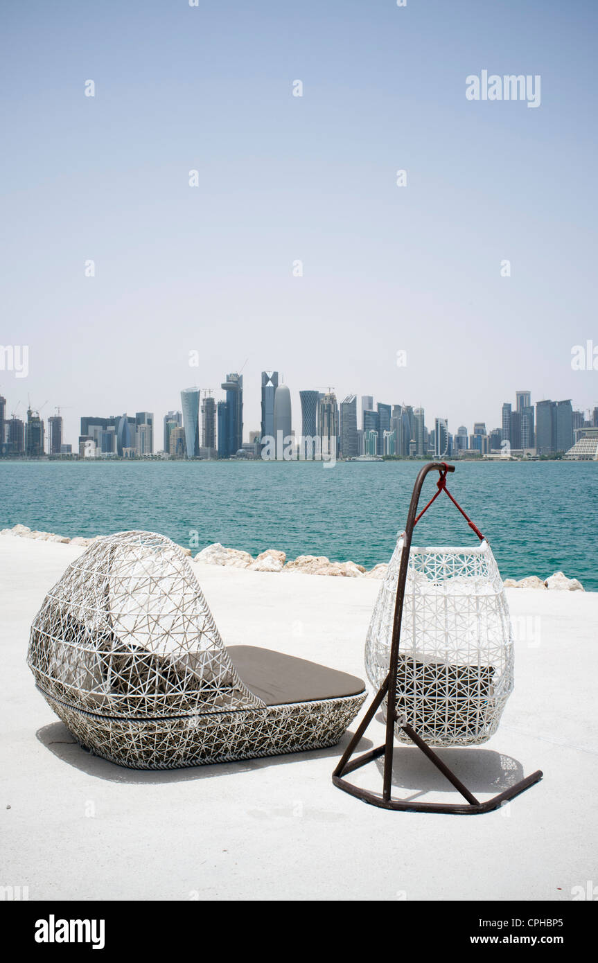 Moderne Sitzgelegenheiten im Freien im Waterfront Café mit Blick auf Skyline von Doha in Katar Stockfoto