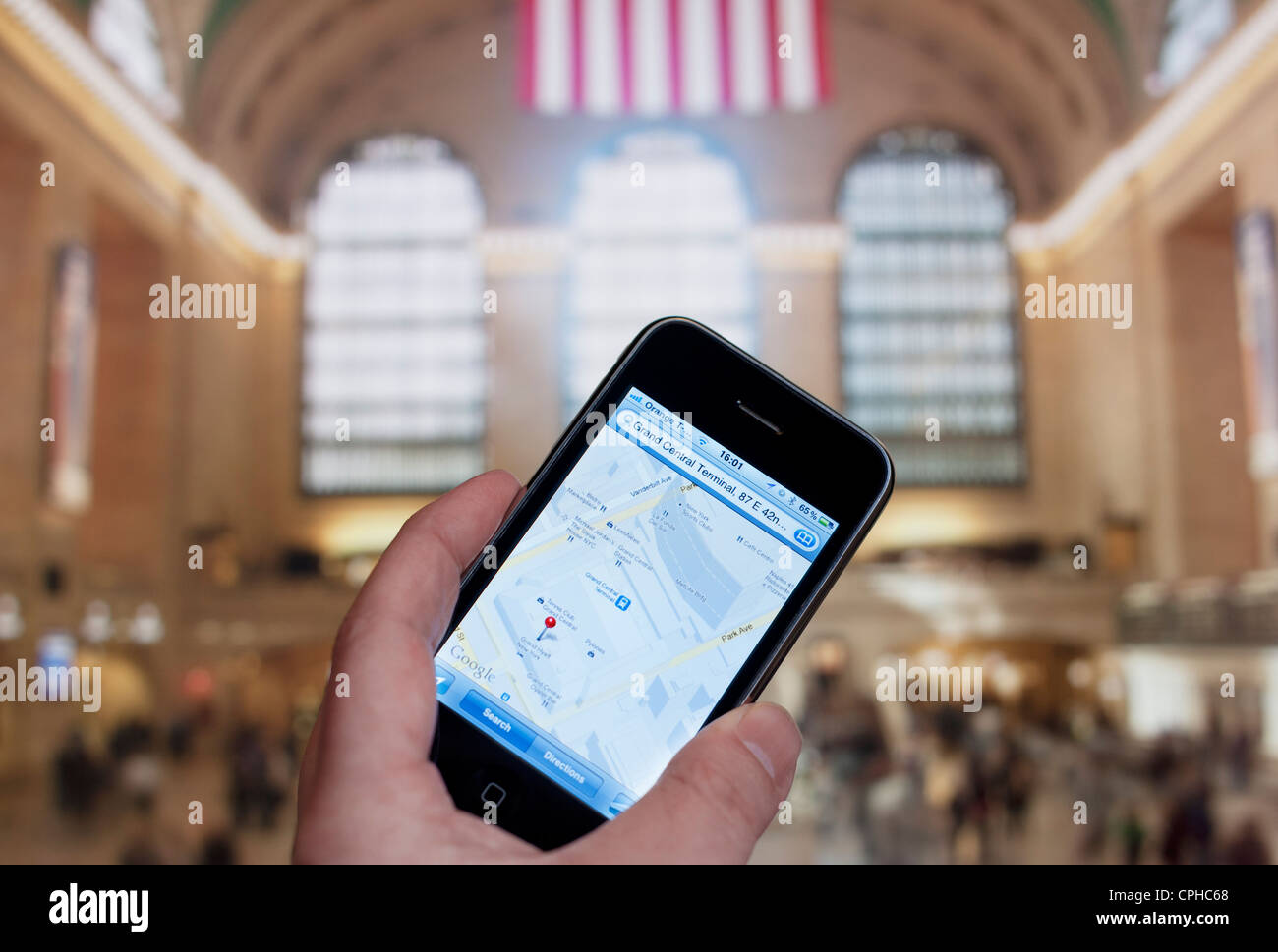 Apple Iphone und die Grand Central Station Terminal. Hand Orientierung Karte von der Grand Central Station entfernt. Stockfoto
