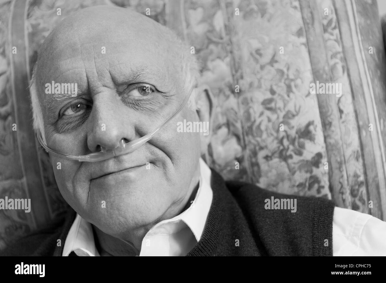 Schwarz-weiß-Porträt eines älteren Mann mit Sauerstoff nasalen Schlauch Stockfoto