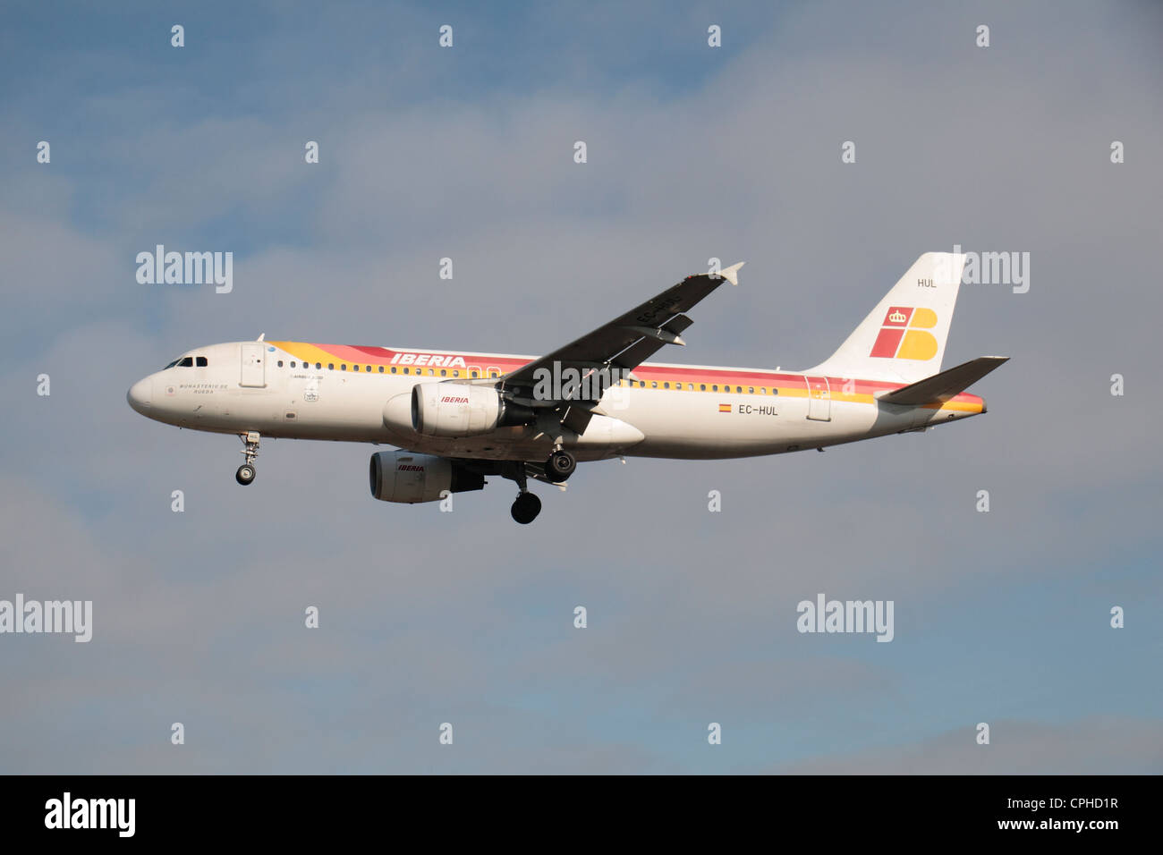 Ein Iberia Airbus A320-214 (EG-HUL) über den Boden am Flughafen Heathrow, London, UK. Stockfoto