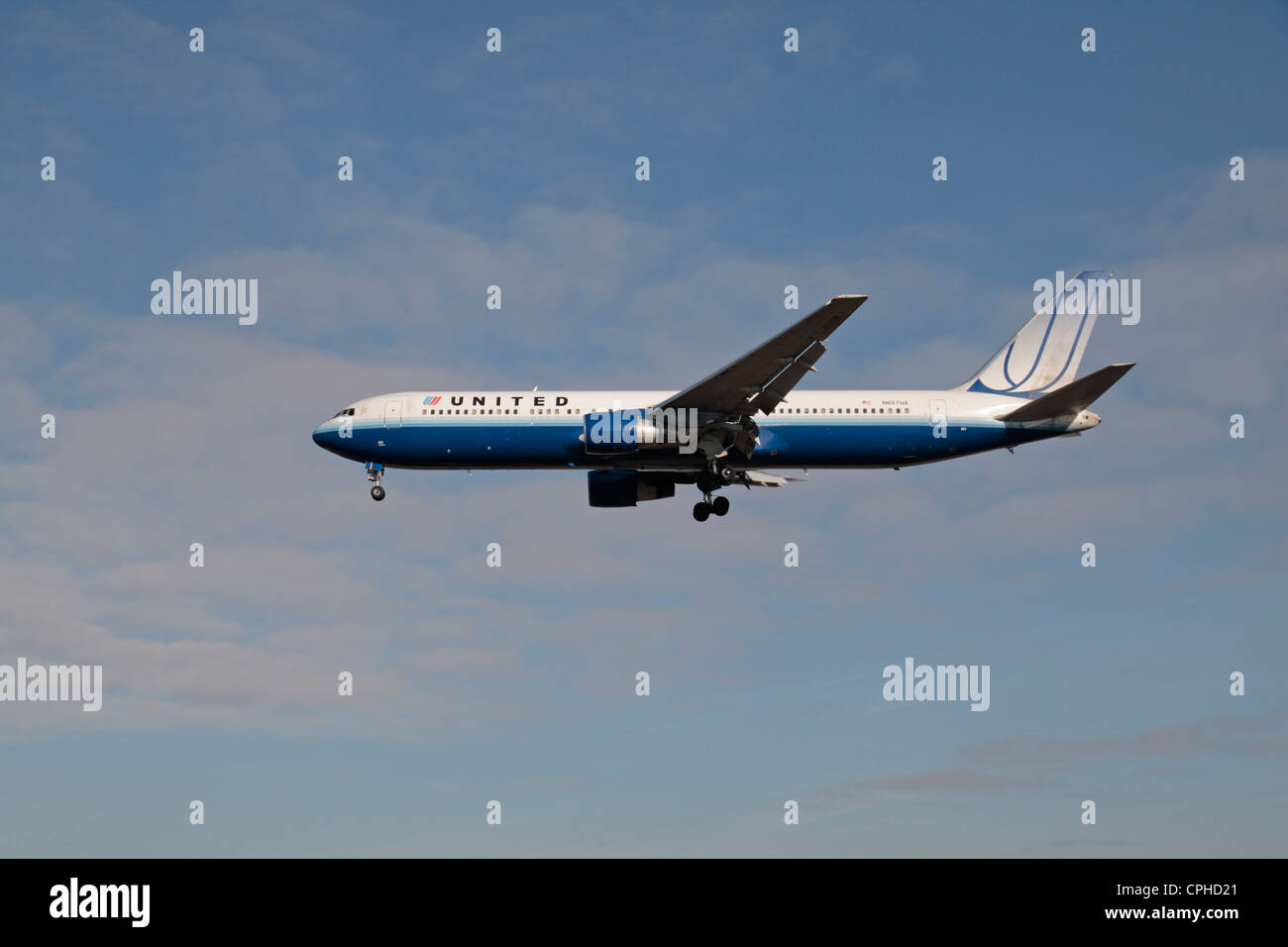 Die United Airlines Boeing 767-322(ER) landen am Flughafen Heathrow, London, UK. Stockfoto