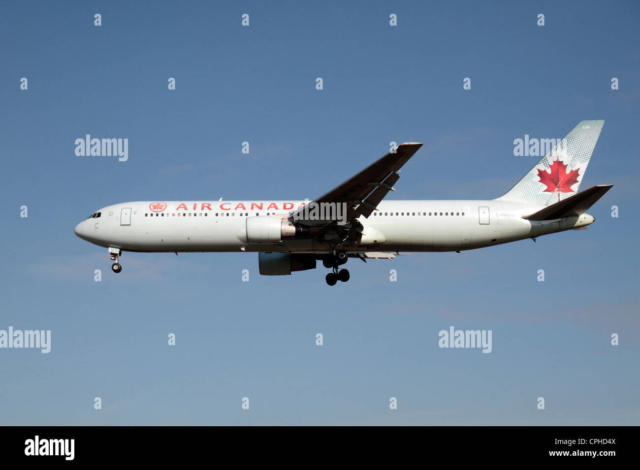 Air Canada-Boeing 767-333(ER) (C-FMWV) über den Boden am Flughafen Heathrow, London, UK. Stockfoto