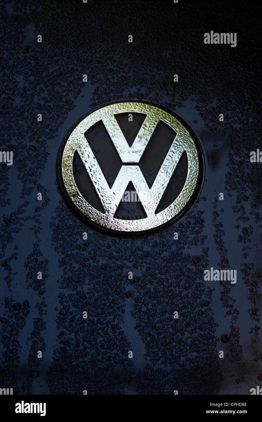 VW-Käfer-Abzeichen in Wassertropfen bedeckt Stockfoto