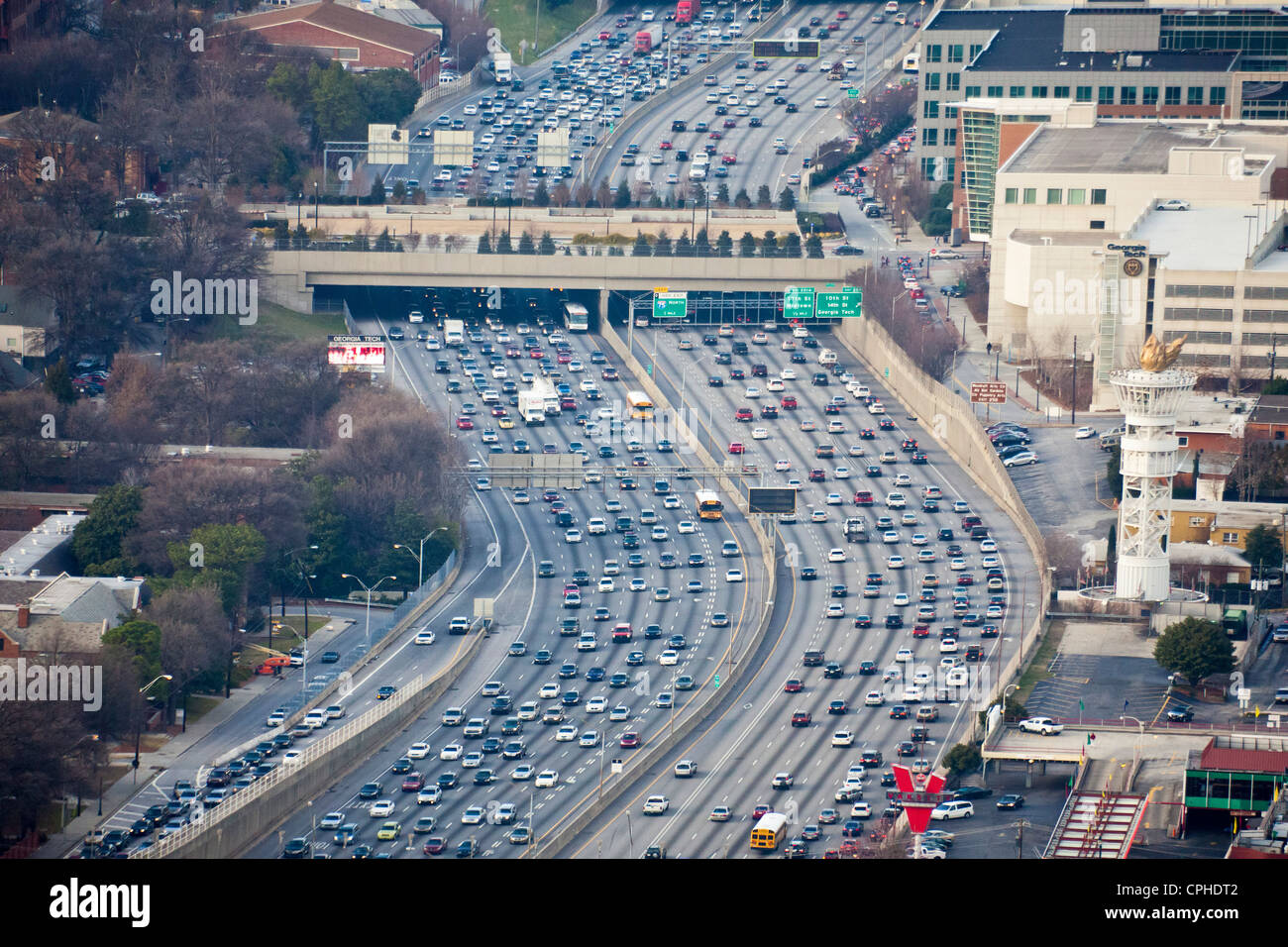 USA, USA, Amerika, Georgia, Atlanta, Autobahn, 75, Brücke, Autos, Kurve, dichten, Innenstadt, beängstigend, Stunde, Limit, Umfrage Stockfoto