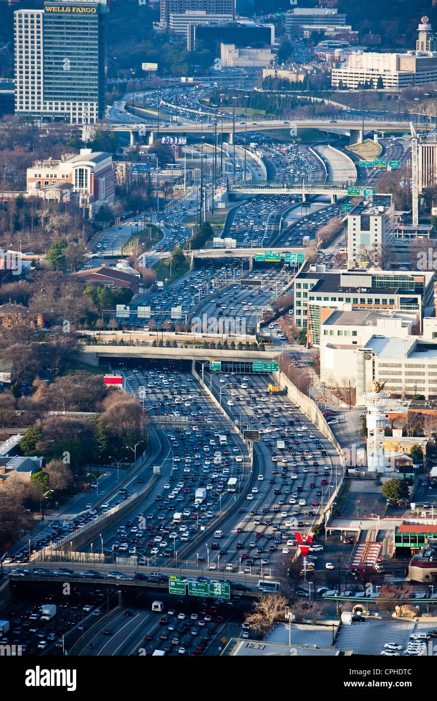 USA, USA, Amerika, Georgia, Atlanta, Autobahn, 75, Brücke, Autos, Kurve, dichten, Innenstadt, beängstigend, Stunde, Limit, Umfrage Stockfoto