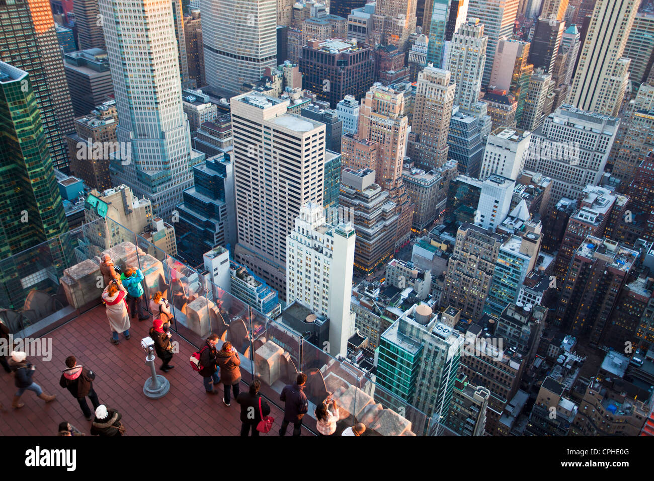USA, USA, Amerika, New York, Manhattan, Midtown, Terrasse, Blick, Gebäude, Skyline, Hochhäuser, Gebäude Dächer, Rock Stockfoto