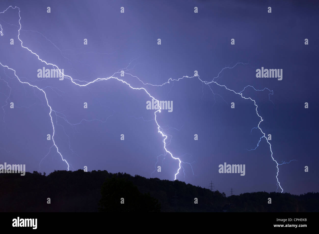 Blitze über Hügel Ljubljana, Slowenien. Stockfoto