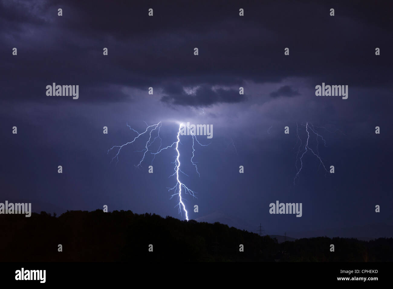 Blitze über Hügel Ljubljana, Slowenien. Stockfoto