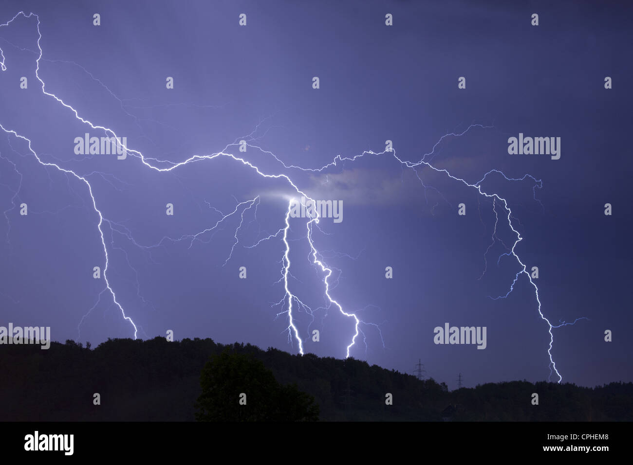 Blitze über Hügel Ljubljana, Slowenien. Dieses Bild ist zwei Fotos gestapelt, um eine Mischung aus zwei bestimmten Blitz-Aufnahmen zu erstellen. Stockfoto