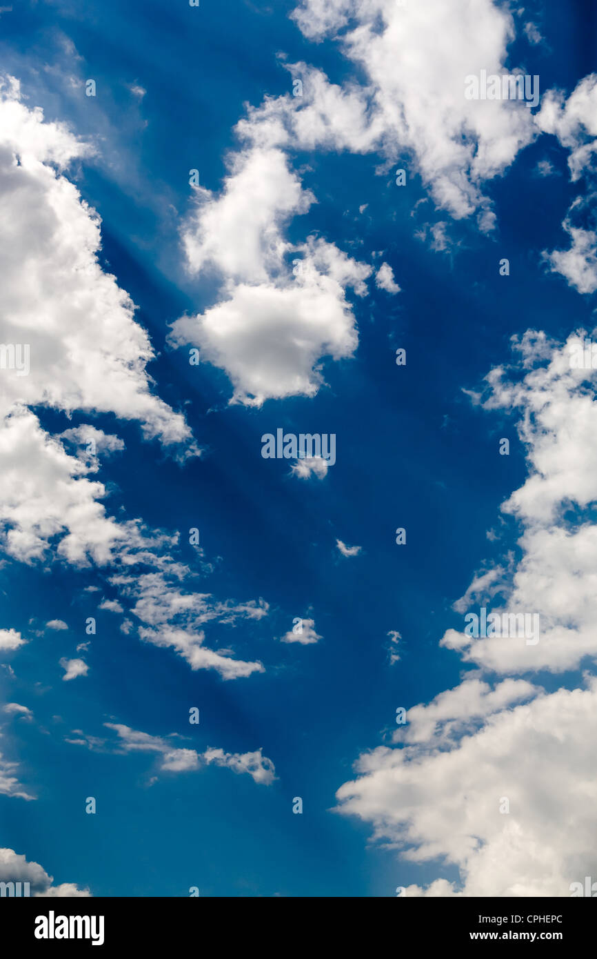 Schuss von Wolken und blauer Himmel im Sommer Stockfoto