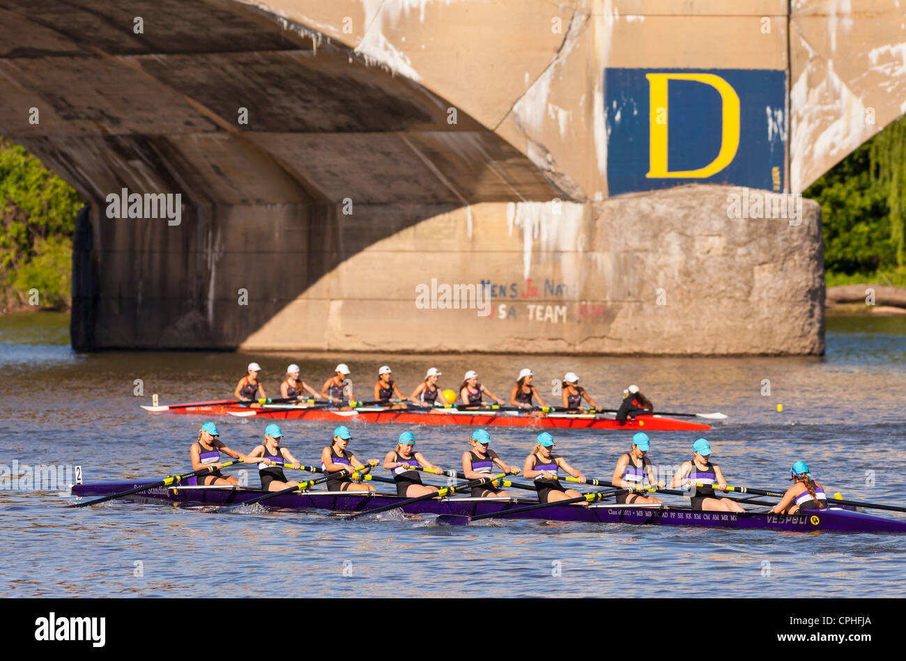 PHILADELPHIA, PA, USA - High School, die Frauen in der Mannschaft Stotesbury Cup Regatta am Schuylkill River zu konkurrieren. Stockfoto