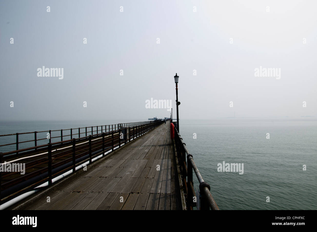 Auf der Suche heraus zum Meer auf der Pier, Southend, Essex, England Stockfoto