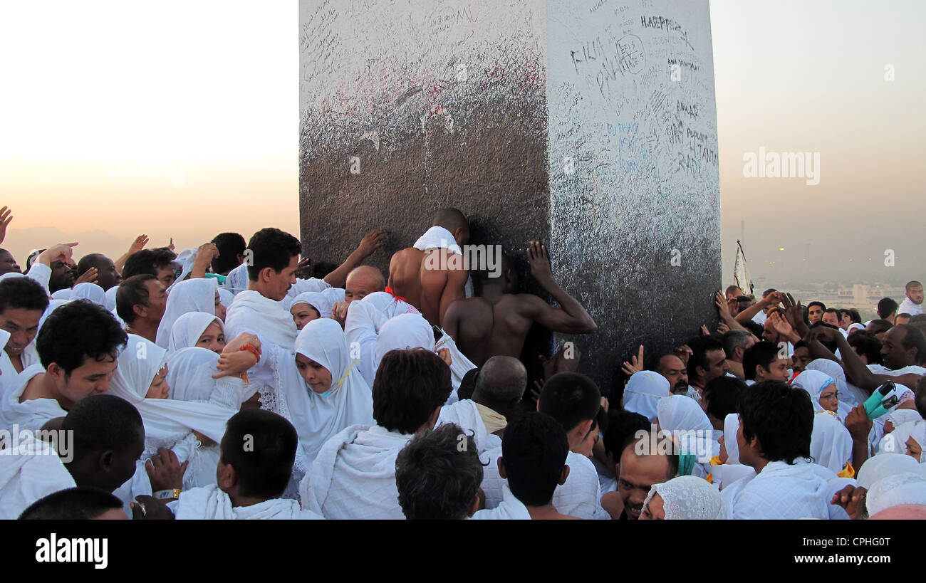 Pilger küssen schwarzer Stein Al Hajar Al Aswad Mekka Saudi-Arabien Stockfoto