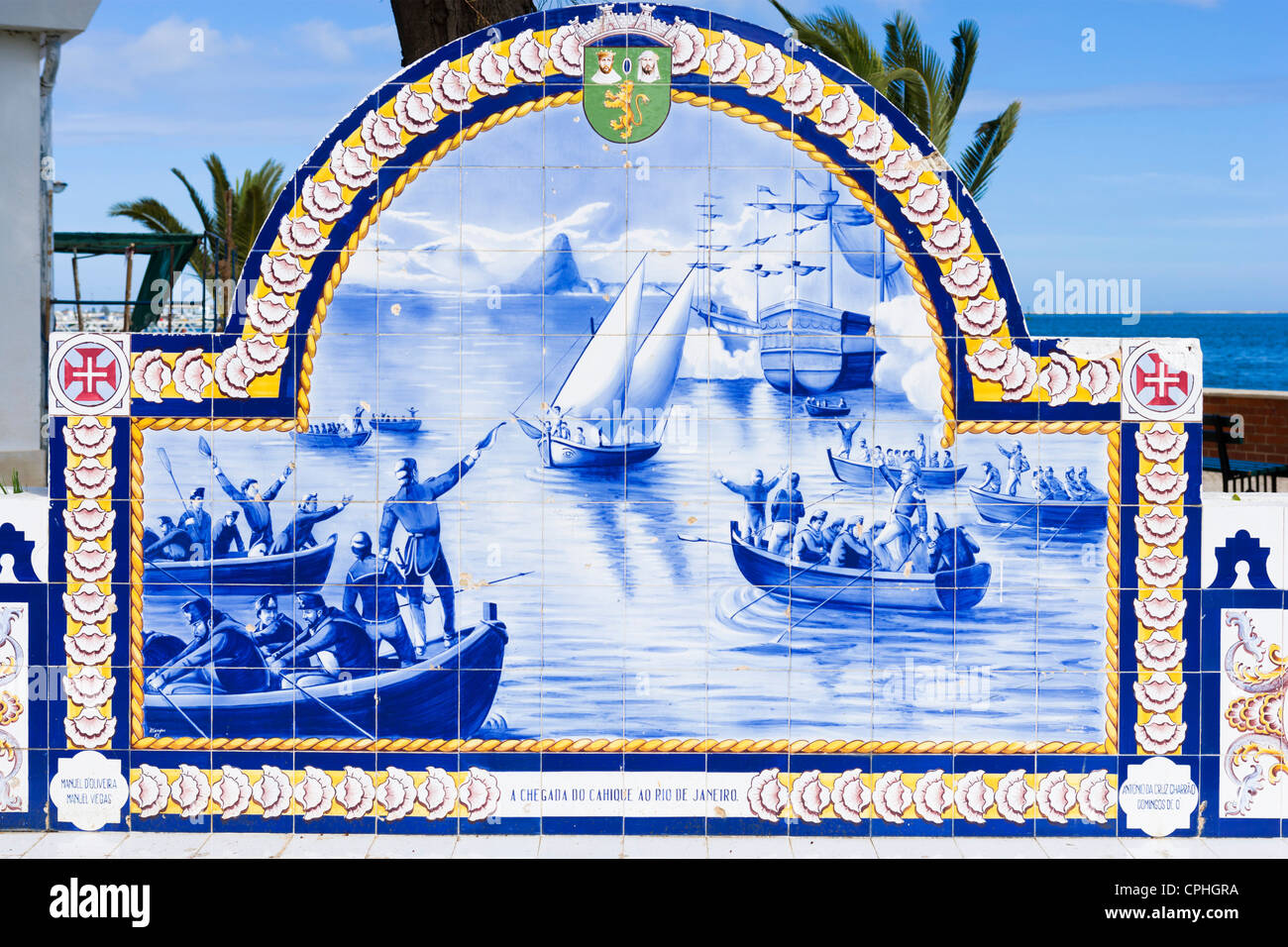 Mosaik gefliest außerhalb des Marktes an der Strandpromenade, Olhao, Algarve, Portugal Stockfoto