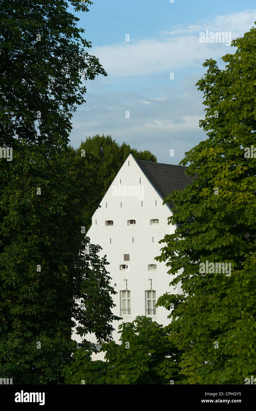 Typisches Haus neben dem Fluss Jeker, Maastricht, Limburg, Niederlande, Europa. Stockfoto
