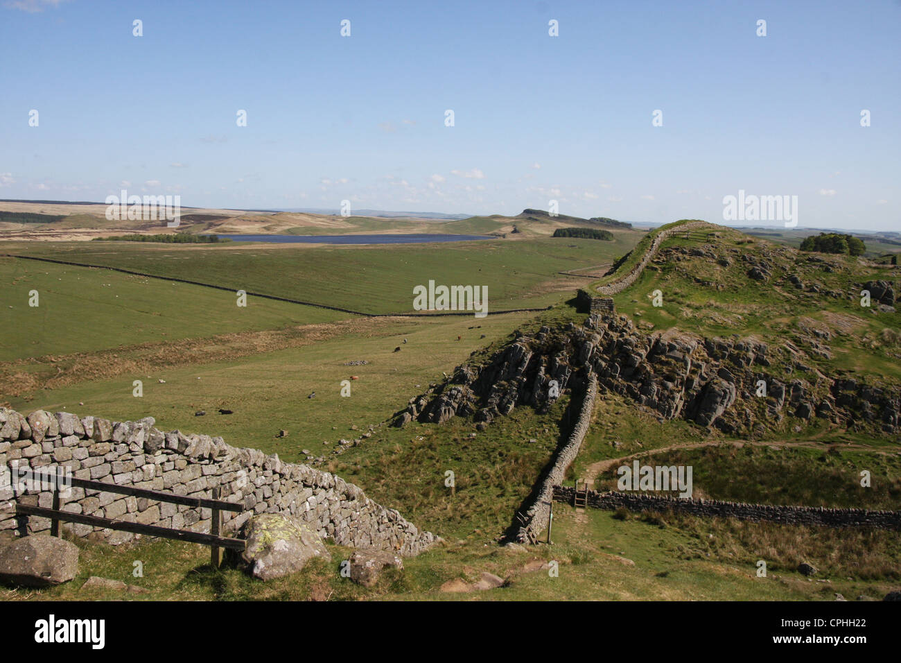 Wanderer zu Fuß entlang Seite Hadrianswall auf Walltown Felsen Stockfoto