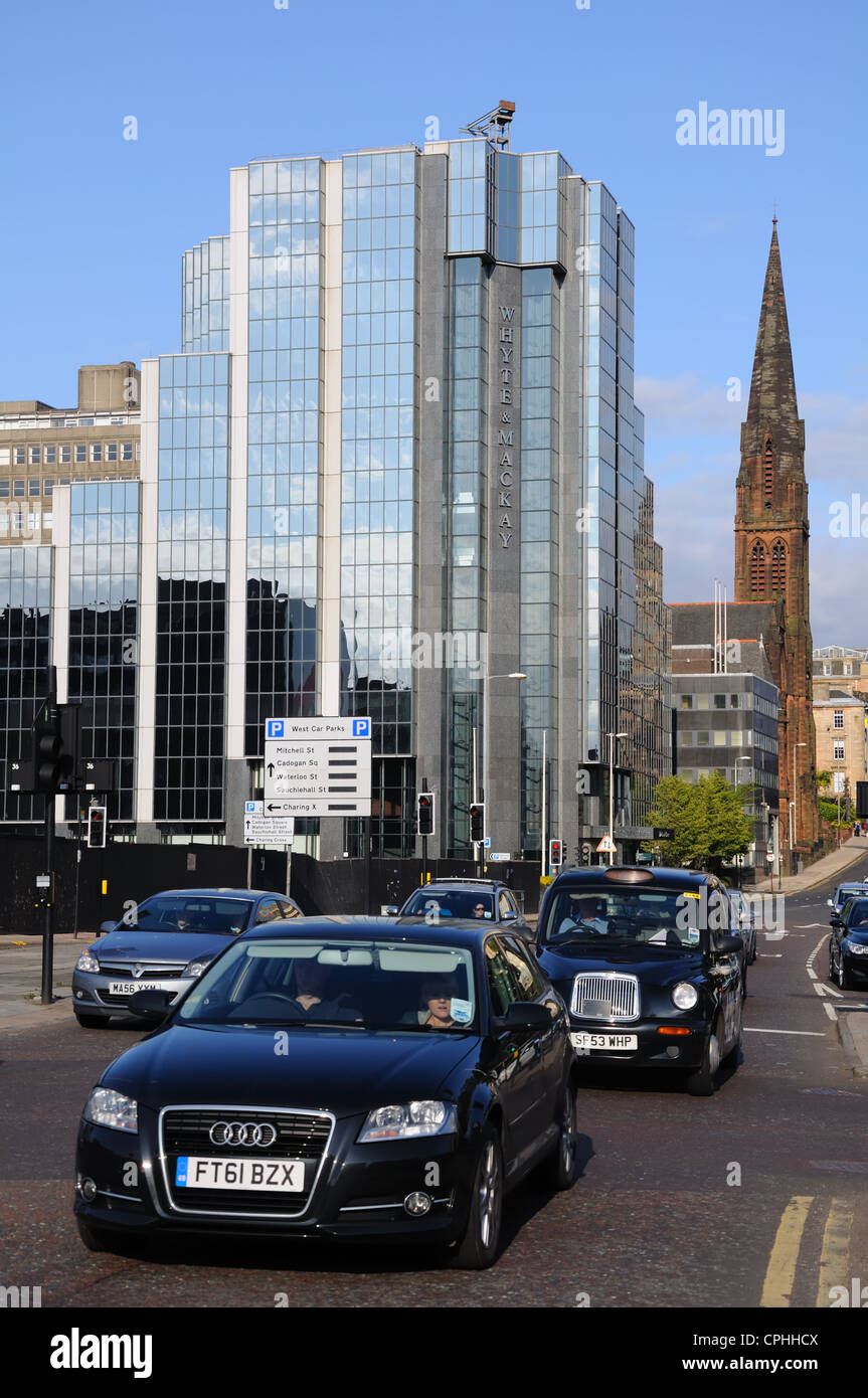 Verkehr Köpfe West auf St. Vincent Street mit der markanten weißen & MacKay Gebäude nach hinten. Stockfoto