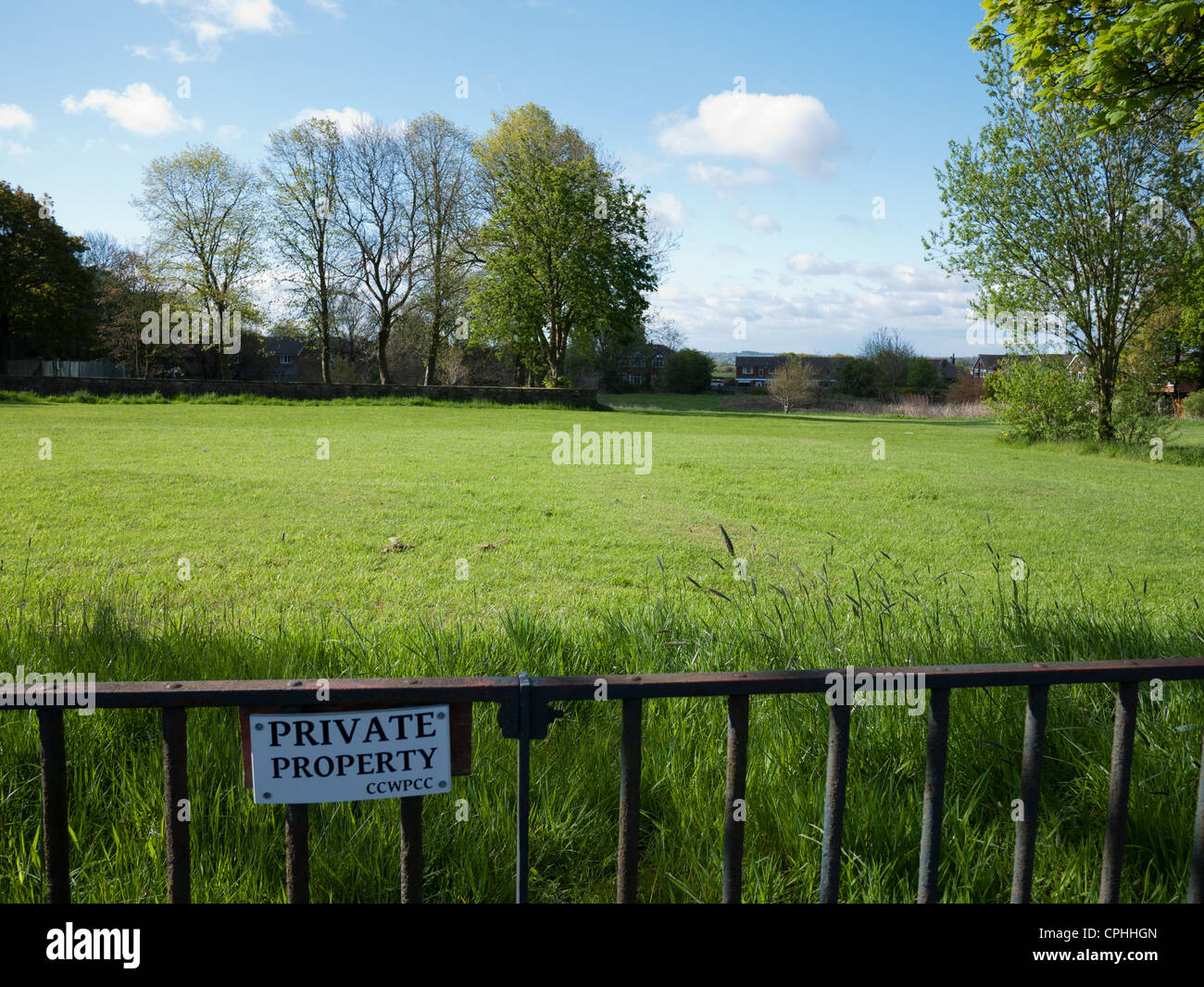 Feld mit Zaun und Private Property Zeichen Stockfoto