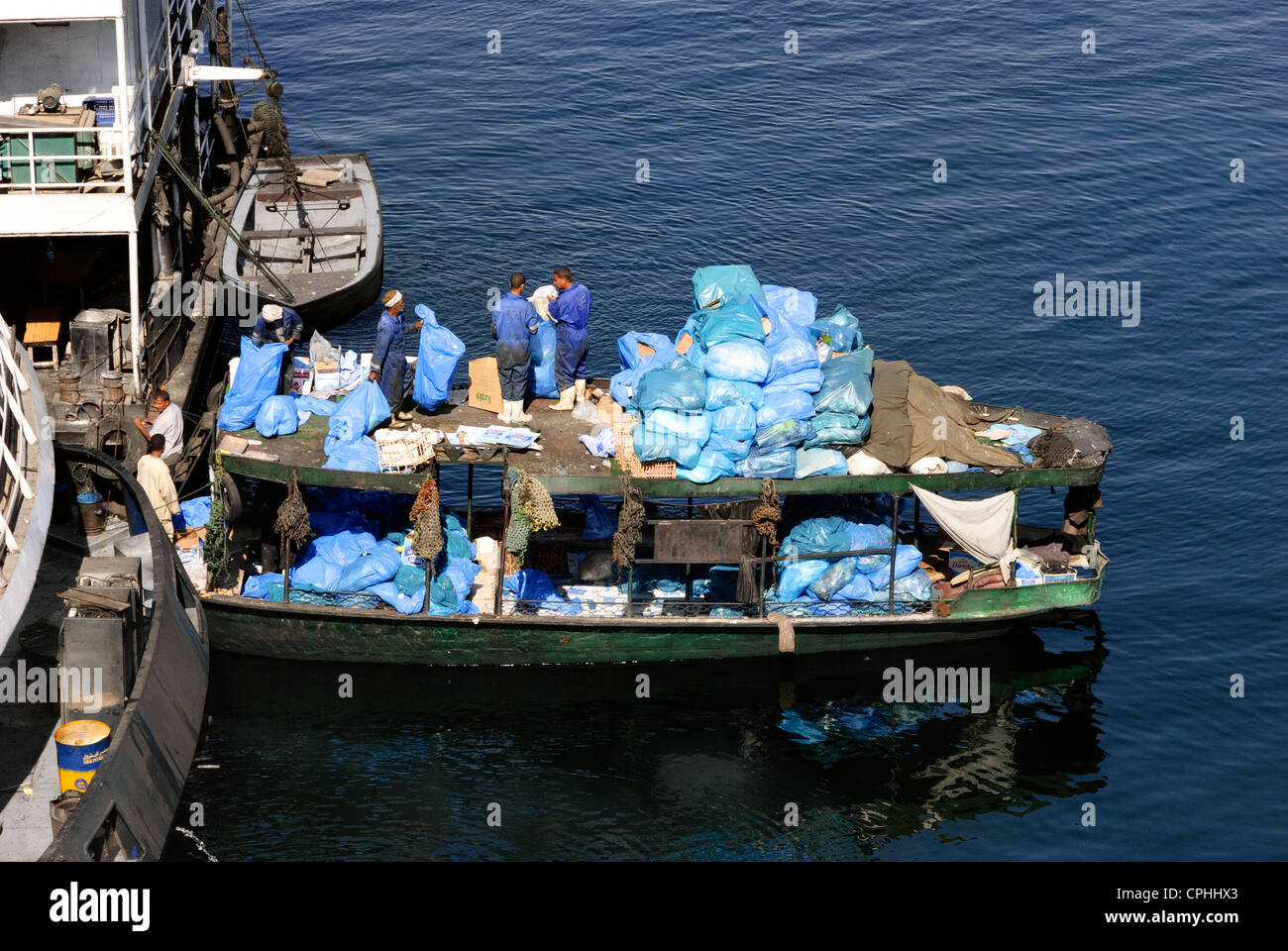 Abfall Entsorgung Boot - Assuan, Oberägypten Stockfoto