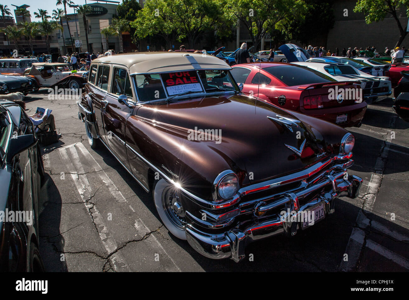 Ein 50er Jahre Ära Chrysler Kombi an Supersportwagen Sonntag in Woodland Hills, Kalifornien Stockfoto