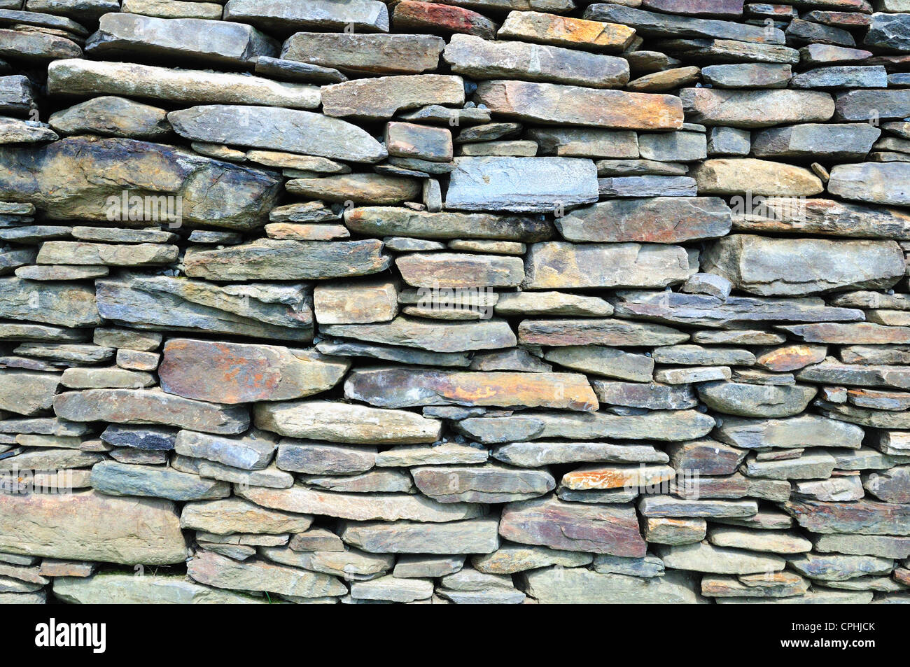 Teil von einer hohen Steinmauer in central Vermont. Die Felsen wurden von hand gelegt; kein Mörtel verwendet wurde Stockfoto