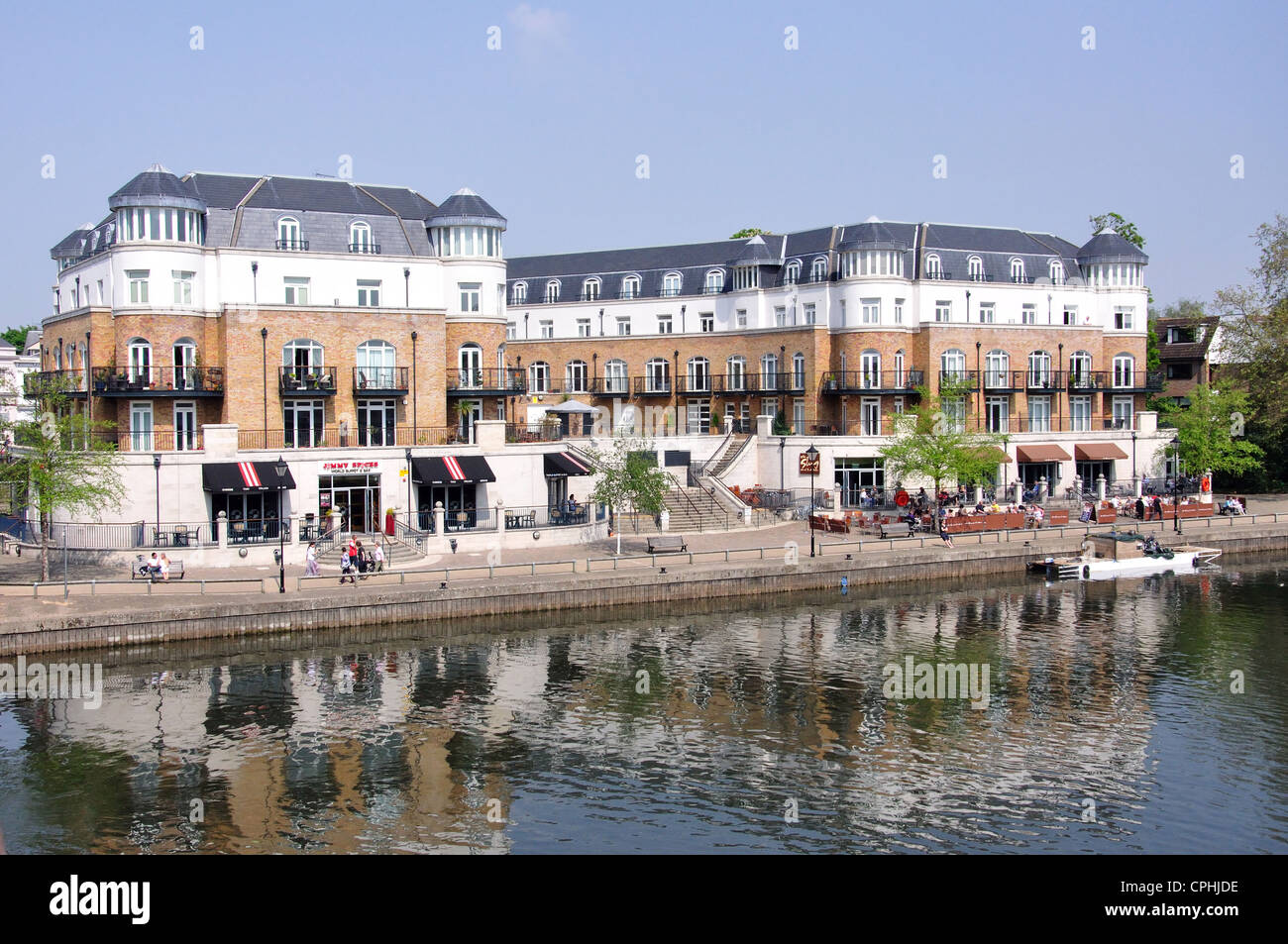 Riverside Promenade, Thames Rand, Staines-upon-Thames, Surrey, England, Vereinigtes Königreich Stockfoto