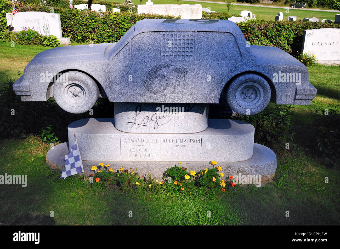 Riesen großen Grabstein in Form eines Rennwagens. Das Denkmal befindet sich in Hope Cemetery, Barre, Vermont Stockfoto