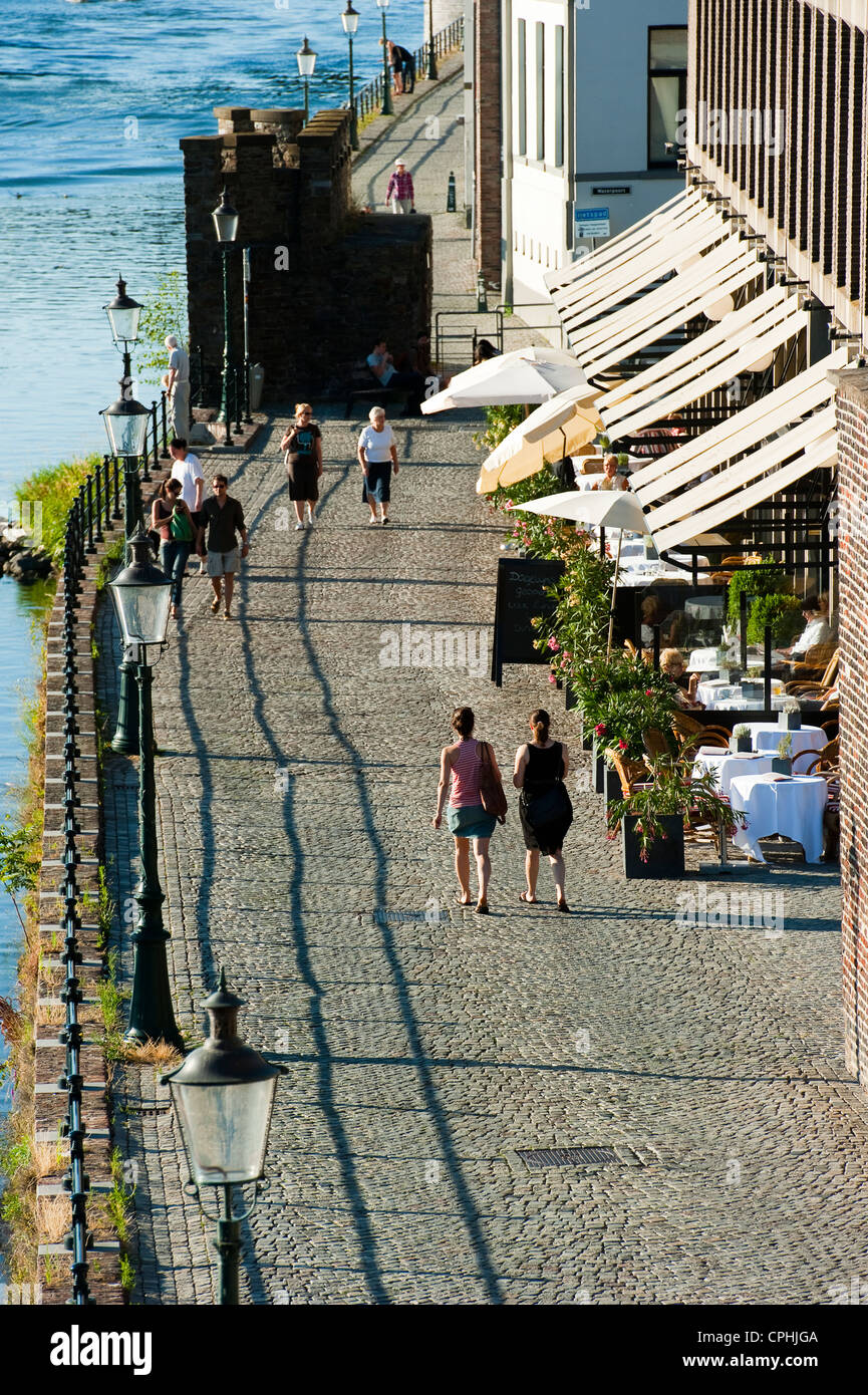 Kaffee-Bars am Flussufer 'Maaspuntweg', Maastricht, Limburg, Niederlande, Europa. Stockfoto