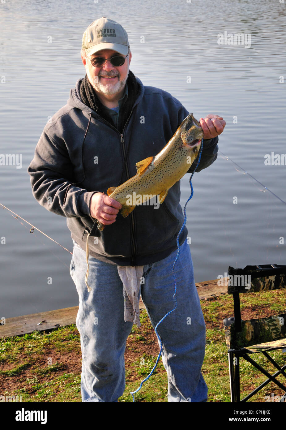 Mann halten große Forellen fing er nur an Roosevelt Park, Edison, New Jersey, am Tag der Eröffnung der Forellensaison, 2011 Stockfoto