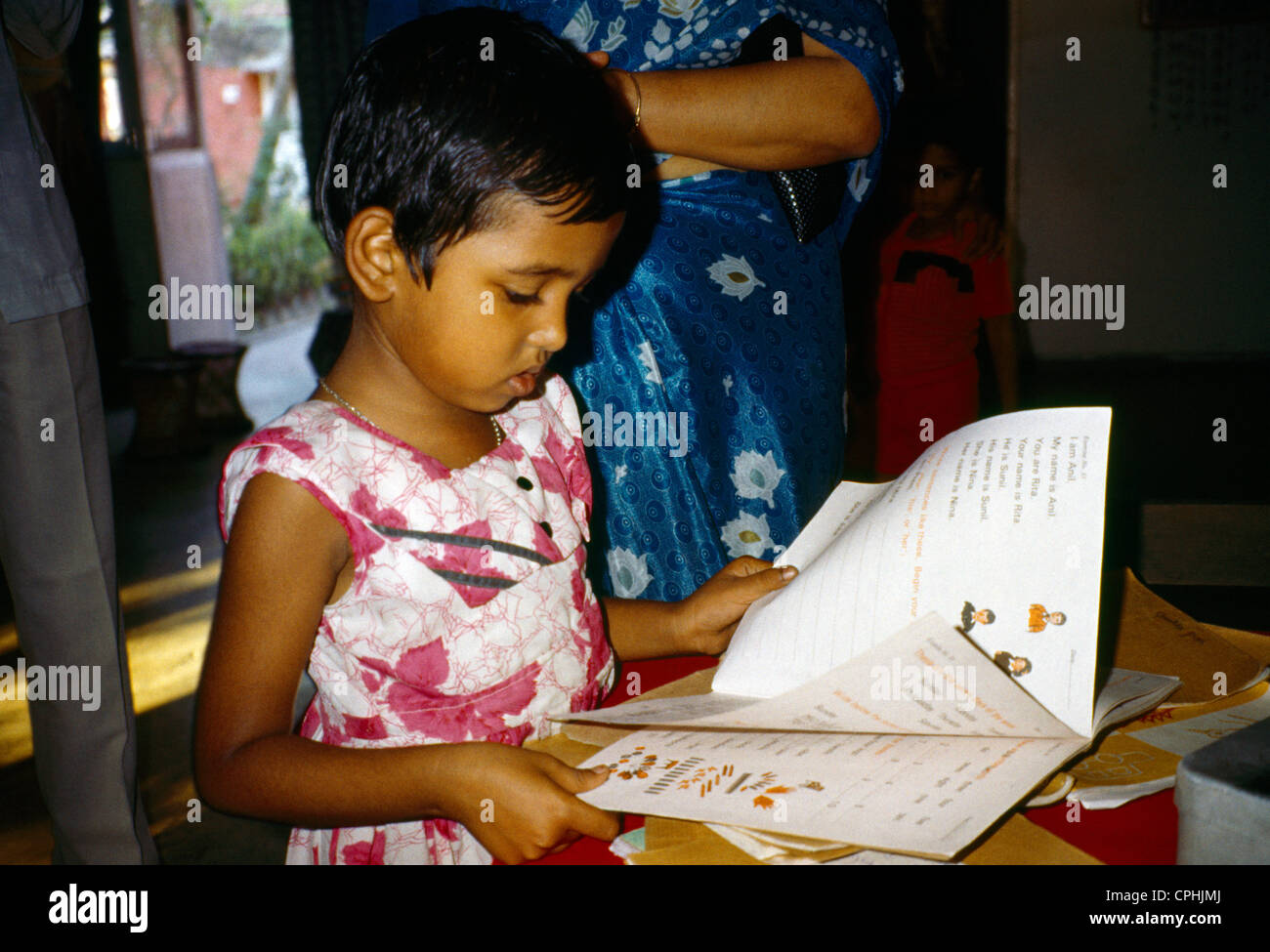 Salt Lake-Kolkata (Kalkutta) Indien SOS Kinderdorf junges Mädchen Lesebuch zu Hause Stockfoto