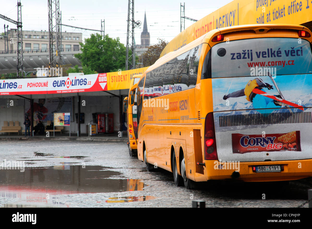 Florenc ist einer von mehreren Bushaltestellen in Prag und eine geschäftige Kreuzung für viele Reisende. Viele Busziele werden von der beliebten Studentenagentur betrieben Stockfoto