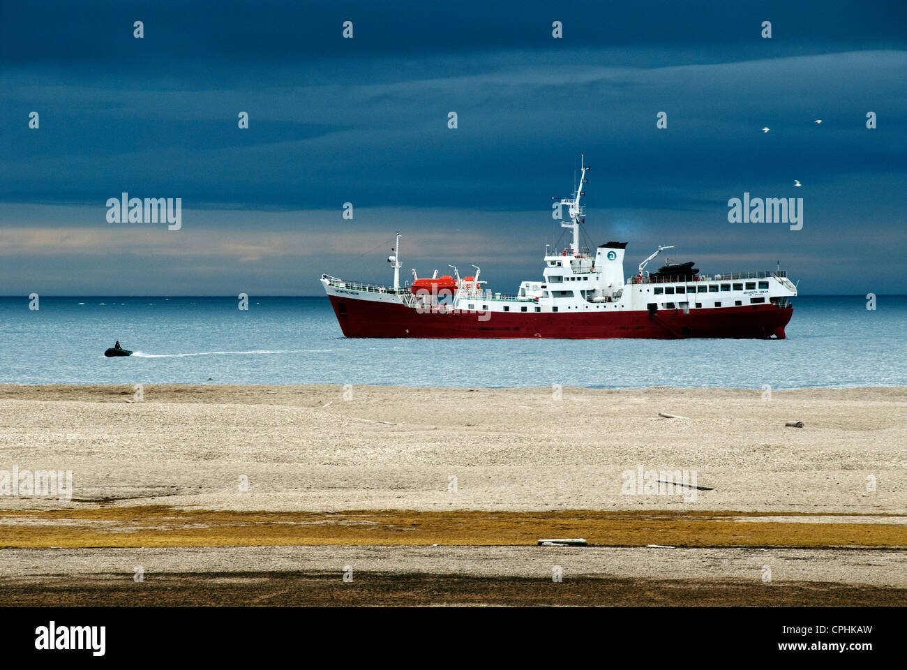 M/V Antarctic Dream und Schlauchboote Torellneset Himlopenstretet Norwegen Stockfoto