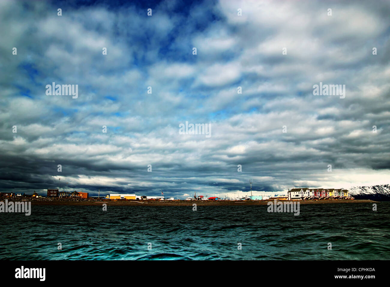 Der Spieß in Homer Alaska wie von einem kleinen Boot in das Wasser mit dramatische Wolken zu sehen. Stockfoto