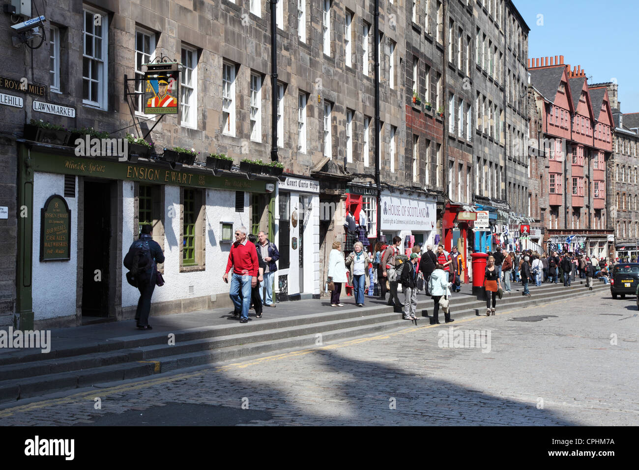 Menschen zu Fuß entlang der Royal Mile, vorbei an der Fähnrich Ewart Kneipe in Edinburgh Schottland, Vereinigtes Königreich Stockfoto