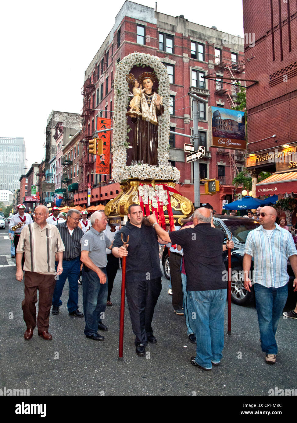 Eine Prozession für das Fest des Heiligen Antonius marschiert durch New York City "Little Italy" Stockfoto