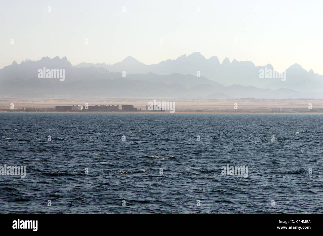 Klare Wasser des Roten Meeres in Ägypten, entfernte Küste, Berge, Wüste. Stockfoto