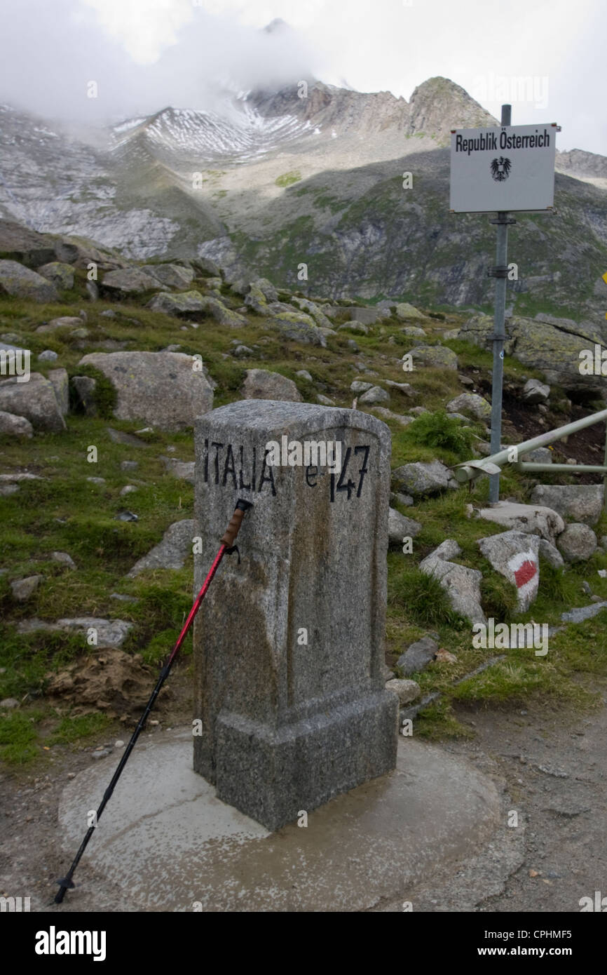 Granit österreichisch/italienischen alpinen Grenzstein auf dem Pfitscher Joch / Passo di Vizze Stockfoto