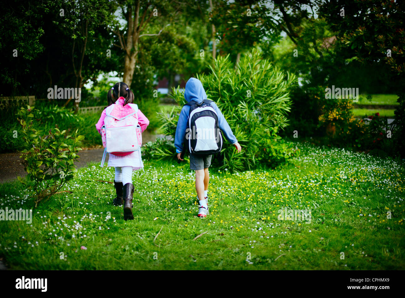 Auf zur Schule. Bruder und Schwester begeben Sie sich auf ihren täglichen morgendlichen Wanderung zur Schule. Stockfoto